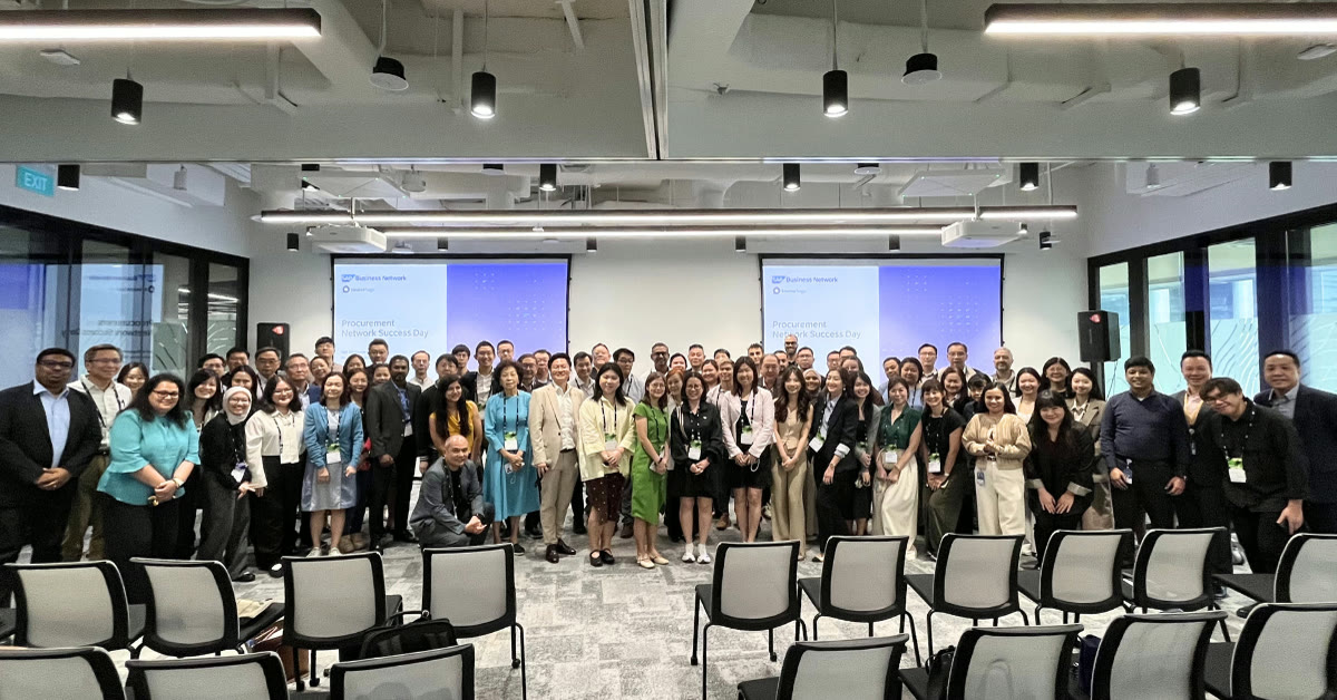 Large group photo from a procurement networking event